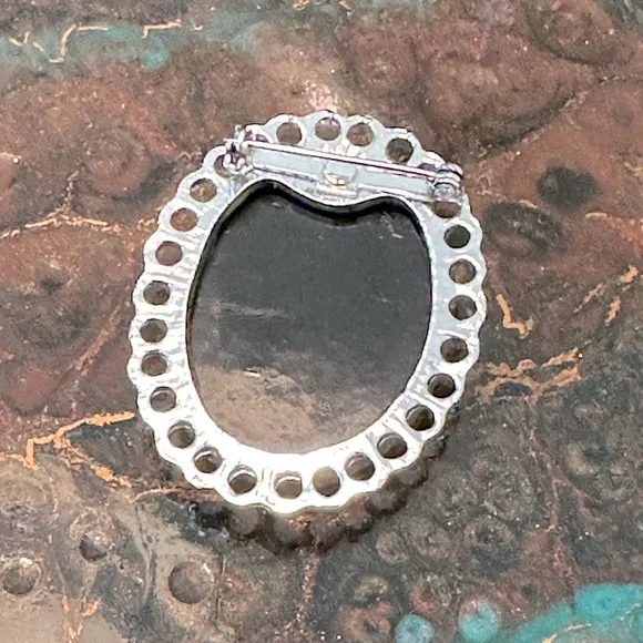 Vintage Black & White Cameo Brooch/Pendant Victorian Revival Shabby Chic - Picture 9 of 10